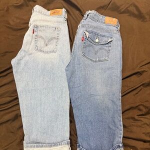 2 pair of woman’s Levi capris size 6